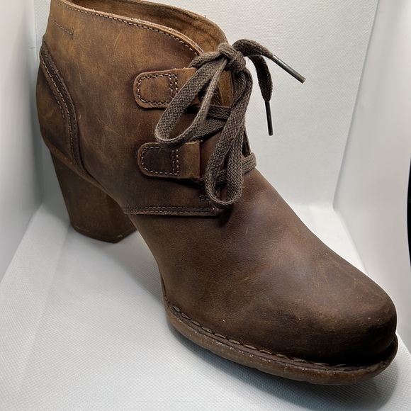 Clark’s Unstructured 10 Brown Leather Booties - Picture 3 of 9